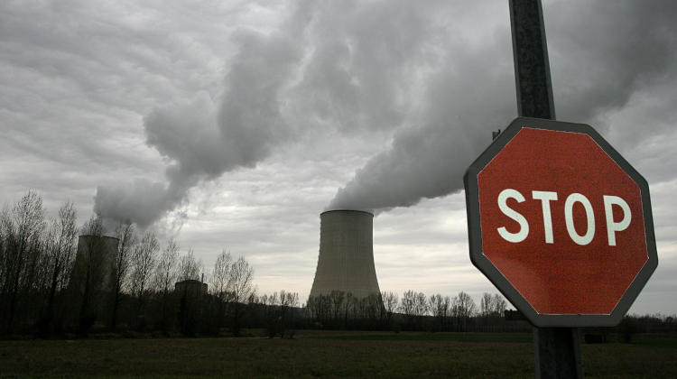 Panneau stop devant une centrale nucléaire