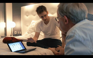 Snowden mostrando documentos de la NSA en Tails a Ewen MacAskill